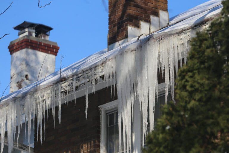 5-Common-Roofing-Issues-in-Winter