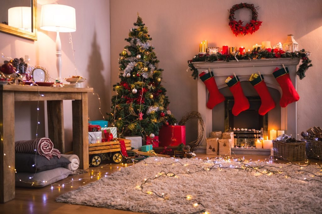 Chrismtas decoration of a living room. Article: Three ways to save electricity on Christmas 